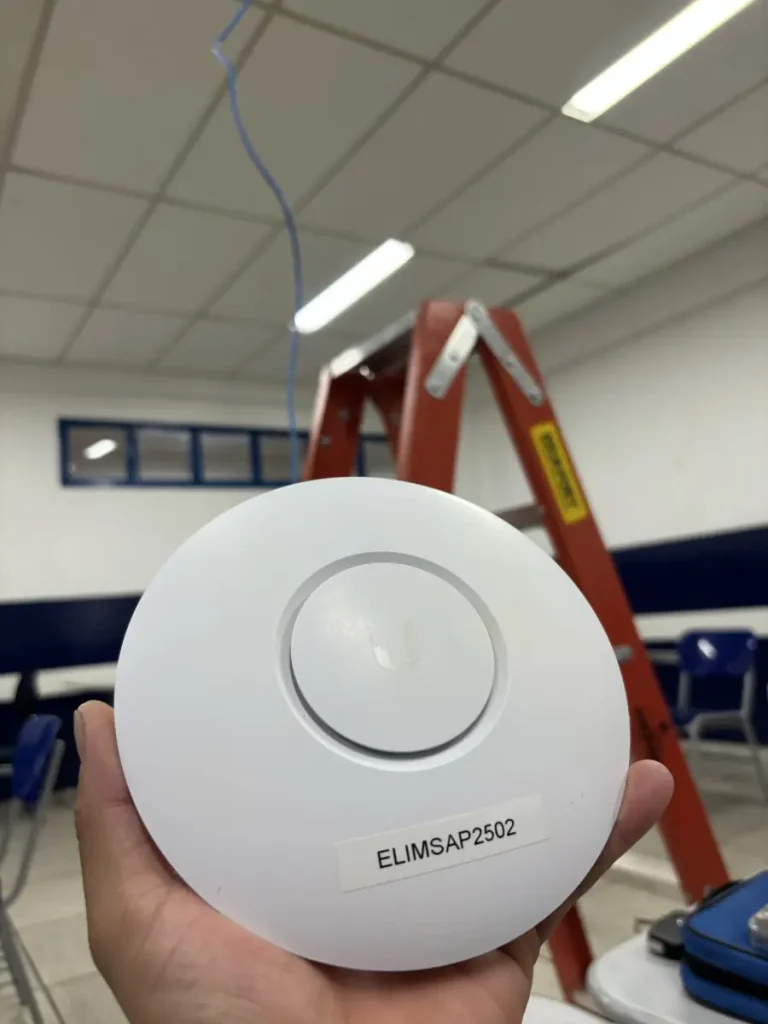 Access point Wi-Fi instalado em escola