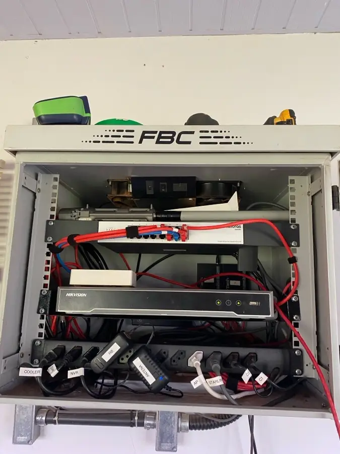 Armário com gravador de câmeras e internet via satélite Starlink