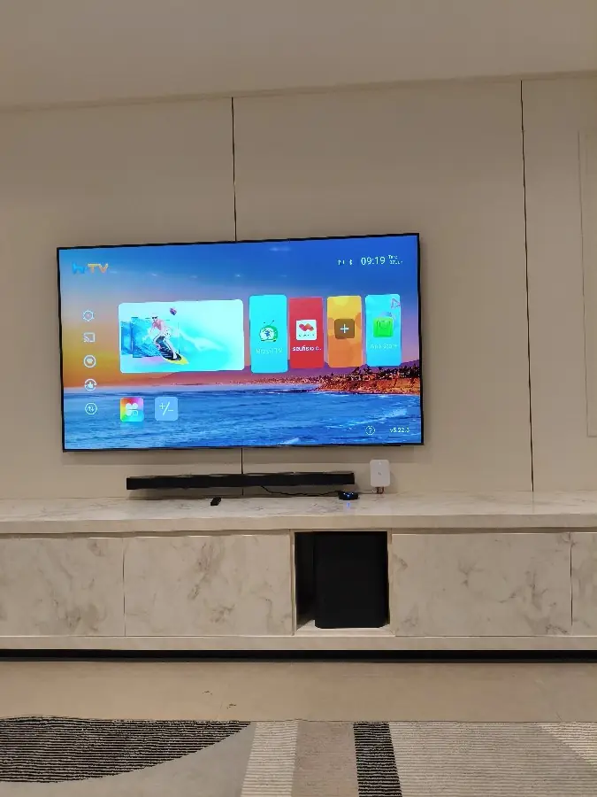 Painel de automação residencial instalado na parede