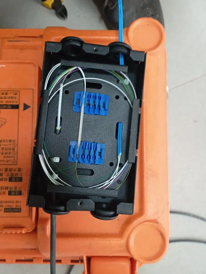 Caixa de emenda de fibra óptica aberta com fusões
