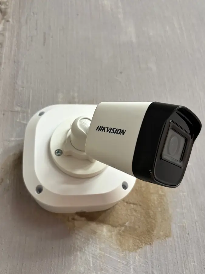 Câmera de segurança bullet instalada em parede externa