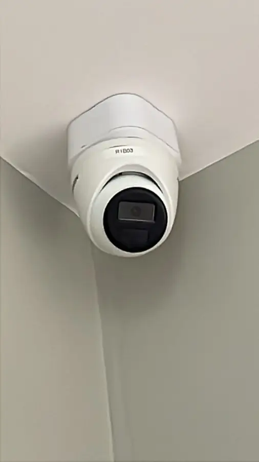 Câmera dome instalada em ambiente interno
