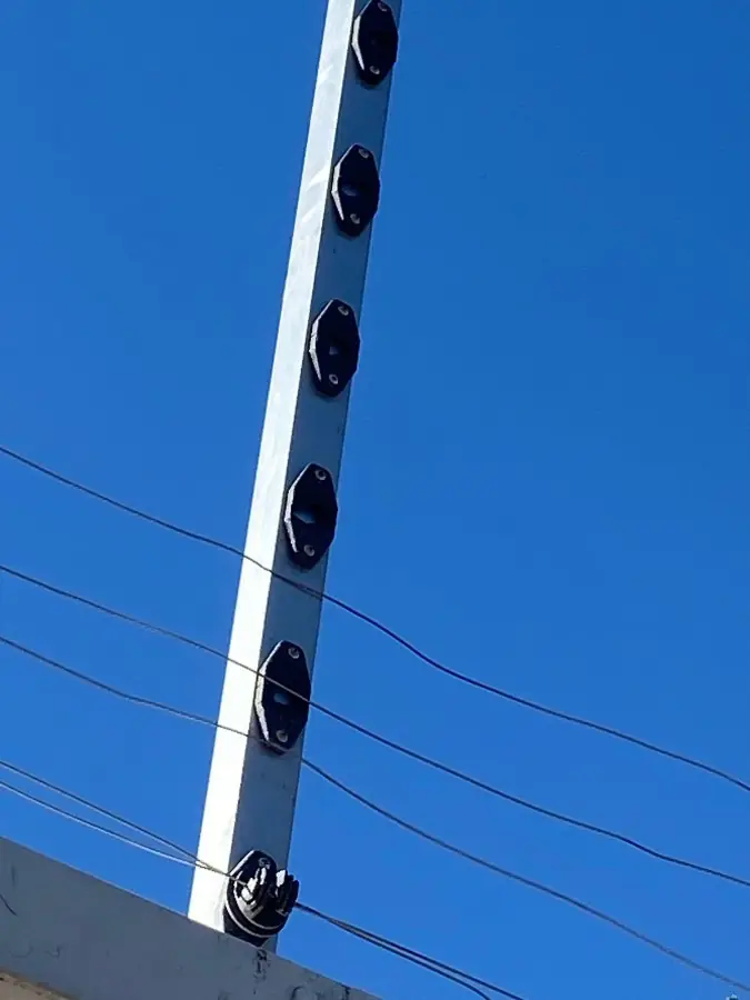 Cerca elétrica instalada sobre muro