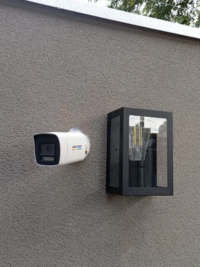 Câmera de segurança em fachada residencial
