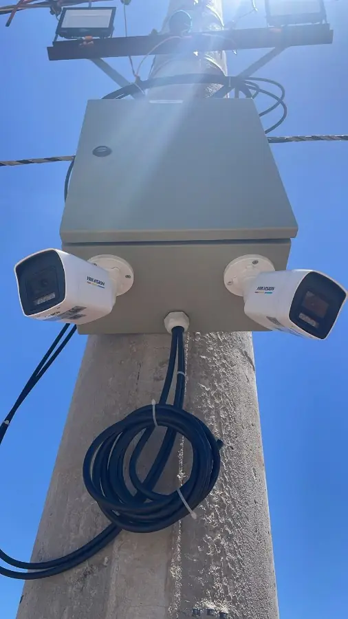 Câmeras de segurança instaladas em poste pela Ping em Dourados/MS