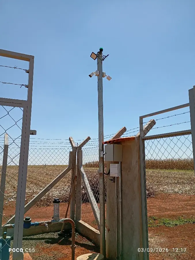 Câmera de segurança em poste de propriedade rural