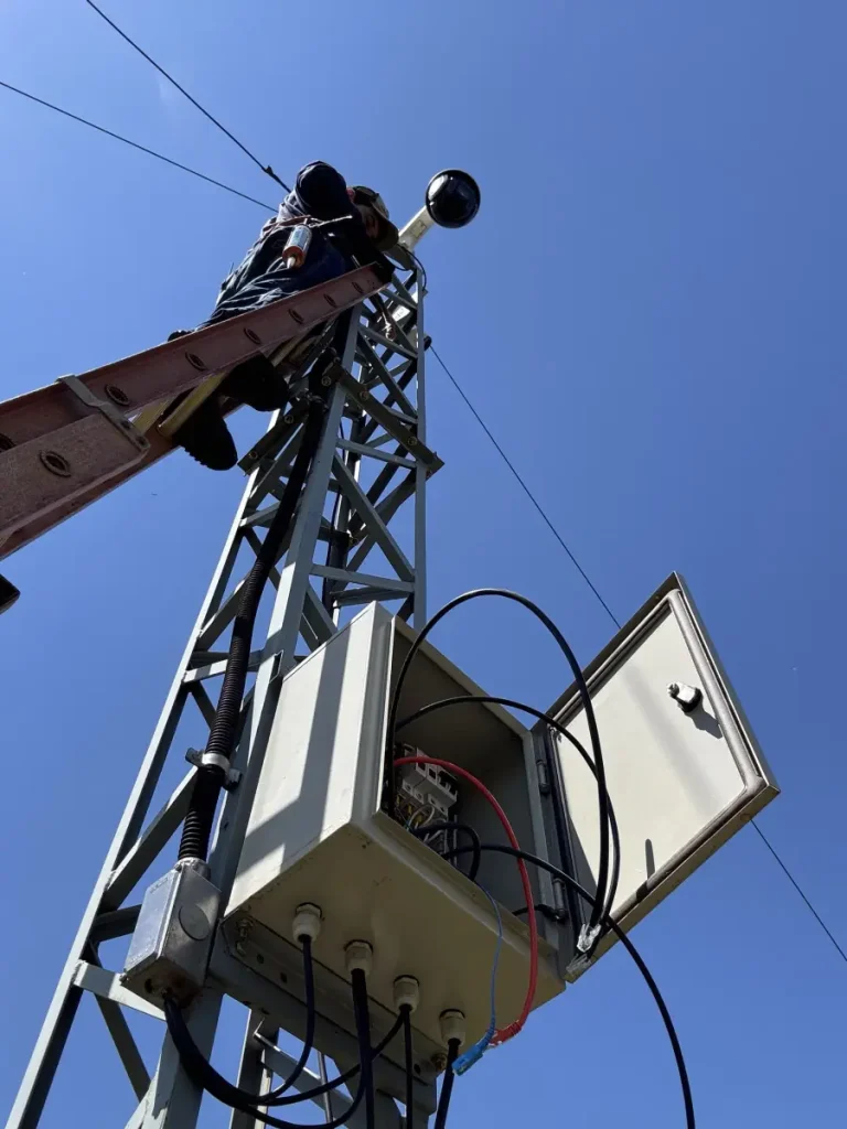 Câmeras PTZ em torre de monitoramento