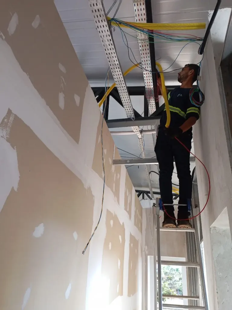 Técnico da Ping instalando infraestrutura em obra
