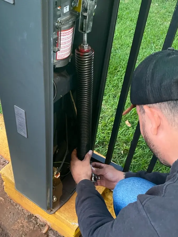 Técnico da Ping fazendo manutenção em portão automático
