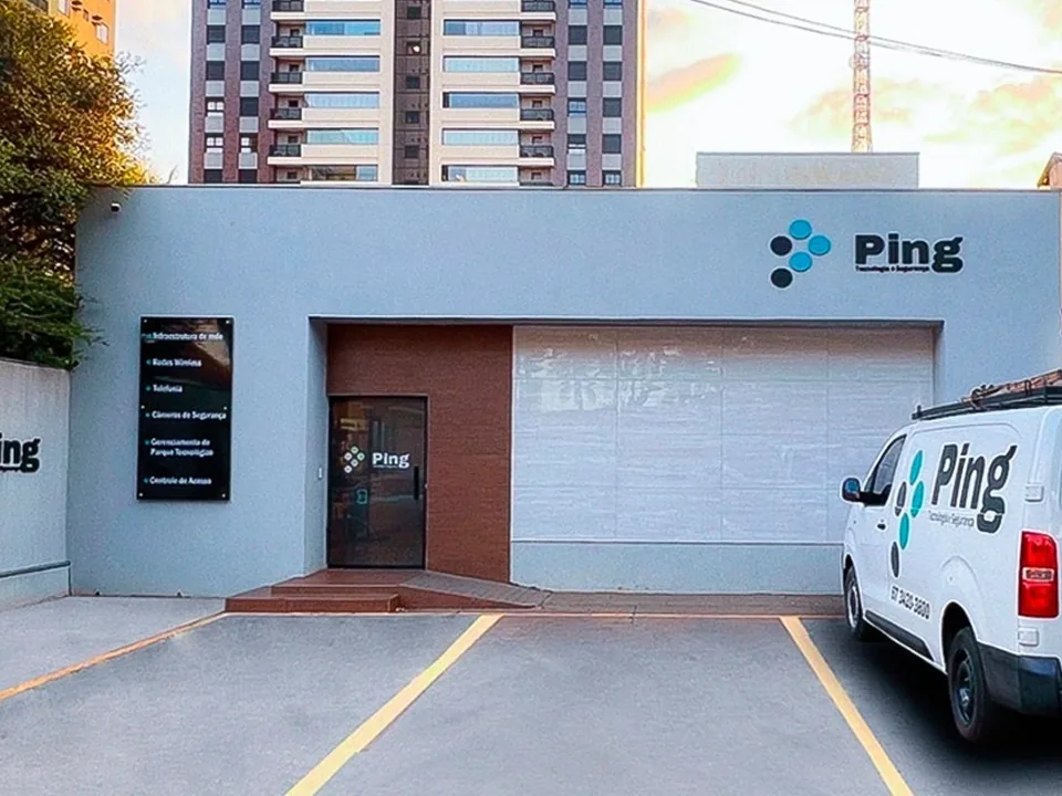 Fachada da sede da Ping Tecnologia e Segurança em Dourados/MS com o carro da equipe técnica