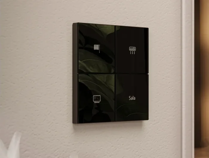 Painel de parede WOW Automação com teclas para cortina, ar-condicionado e TV da sala
