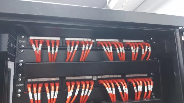Patch panels com cabos de rede organizados