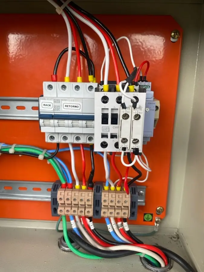 Quadro de comando elétrico montado