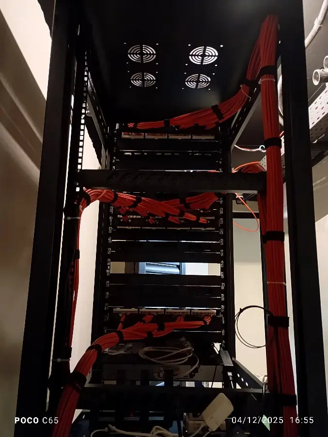 Organização interna de rack com cabos identificados