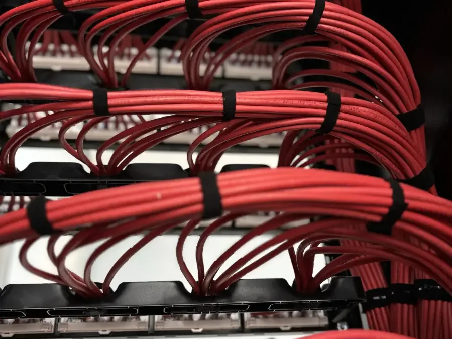 Rack de rede montado e organizado pela equipe da Ping